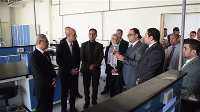 رئيس جامعة بني سويف الأهلية والمحافظ يتفقدان معامل الجامعة