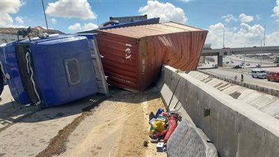انقلاب سيارة نقل مقطورة بالطريق الصحراوي غرب الإسكندرية دون إصابات