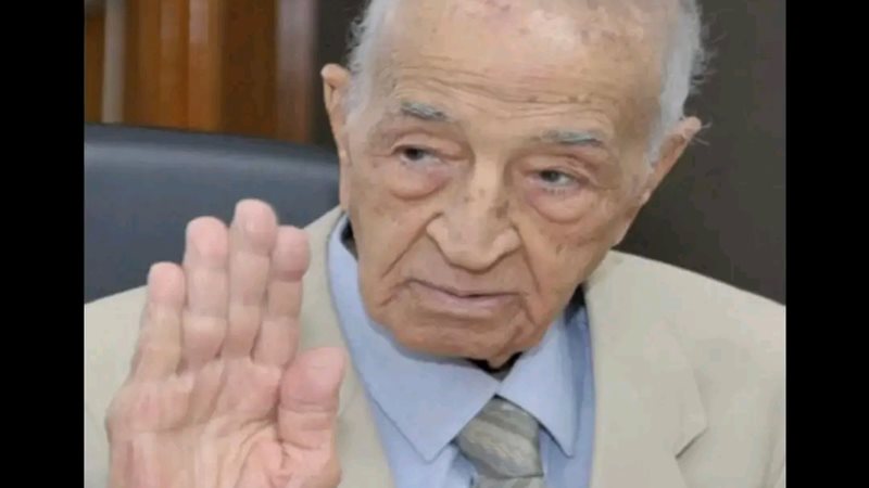 الإعلامي الراحل فهمي عمر