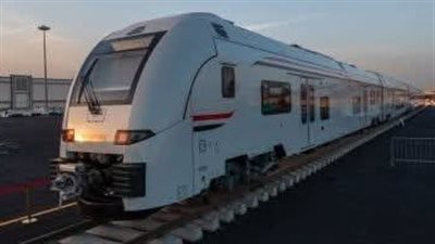 كيف يربط القطار الكهربائي شمال وجنوب مصر بطريق التنمية الجديدة؟