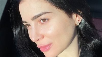 لوك جديد.. مي عز الدين تعود للشعر الداكن وتخطف إعجاب الجمهور