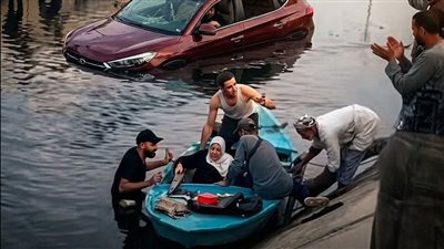 شباب كرداسة ينقذون سيدتين بعد سقوط سيارة في ترعة المنصورية 