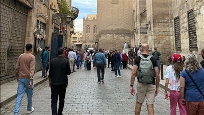 رفع إشغالات شارع المعز في وسط القاهرة استجابة لشكاوى المواطنين