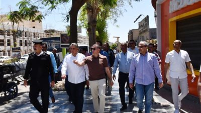فى جولة ميدانية.. محافظ أسوان يوجه بغلق المقاهي المخالفة وإزالة التعديات 