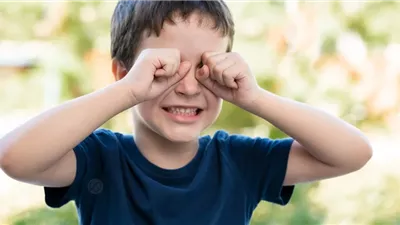احمرار ودموع العين لدى الأطفال.. متى تكون حساسية موسمية؟