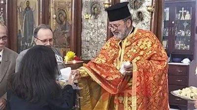 الشموع والبيض الملون .. أقباط دمياط يحتفلون بسبت النور بكنيسة الروم الأرثوذكس