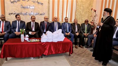 محافظ سوهاج ومدير الأمن يشاركان أطفال بيت الرحمة المسيحية فرحتهم بعيد القيامة