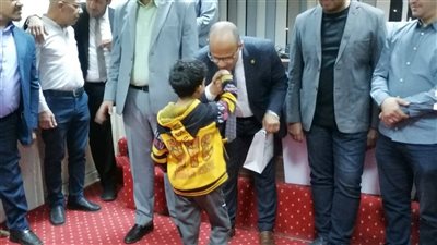 مستشفى جامعة الأزهر بأسيوط يسلم سماعات طبية للأطفال ضعاف السمع 