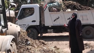 محافظ أسيوط يؤكد مواصلة رفع نواتج تطهير الترع بقرية النواميس بالبداري
