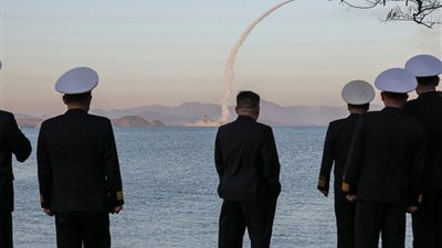 زعيم كوريا الشمالية يشرف على اختبار صواريخ جديدة.. تهديدات غير مباشرة
