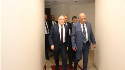 وزير الكهرباء يجتمع ورئيس 