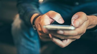«العبء الخفي» لاستخدام الهواتف.. الأصابع تبذل مجهودًا أكبر مما نتصور