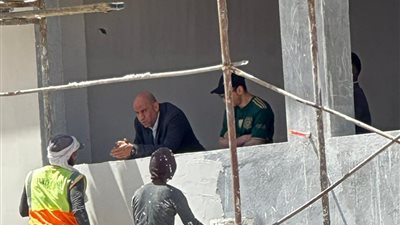 بالصور.. وزير العمل من قلب مواقع الإنشاءات: ألتقى بالعمالة غير المنتظمة.. وأستمع إليهم