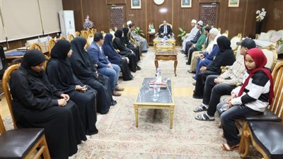 محافظ المنوفية يسلم تعويضات مالية لأسر ضحايا طنوب خلال لقائه بهم