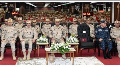 القائد العام يلتقى عدداً من دارسى الأكاديمية العسكرية للدراسات العليا والإستراتيجية والمعاهد والكليات