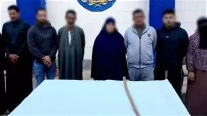 المتهمون عقب القبض عليهم