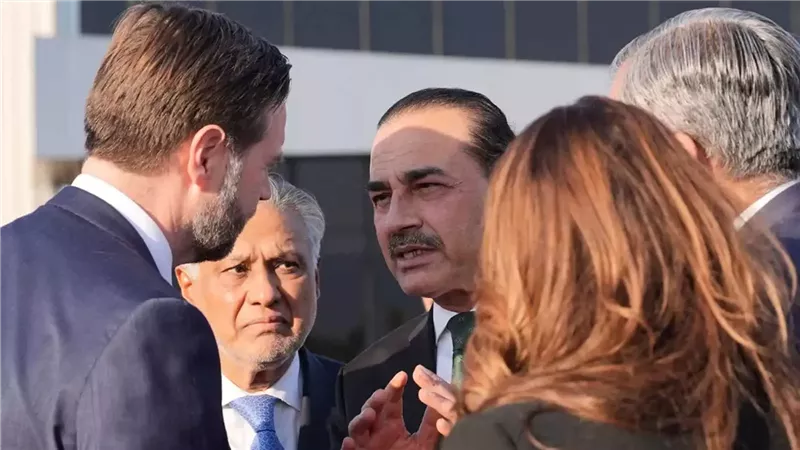 نائب الرئيس الأمريكي يتحدث لقائد جيش باكستان بإسلام آباد