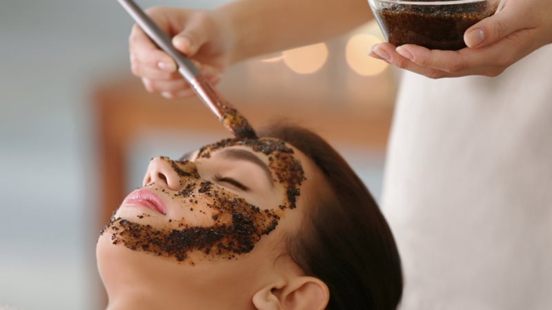 تقشير البشرة بالقهوة 
