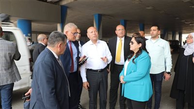 محافظ القاهرة يفاجئ منطقة السلام ويشدد على منع المواقف العشوائية ورفع الإشغالات