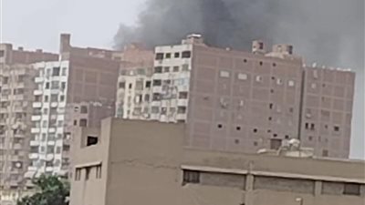 جهود مكثفة للسيطرة على حريق مخزن في حي مصر القديمة|صور 