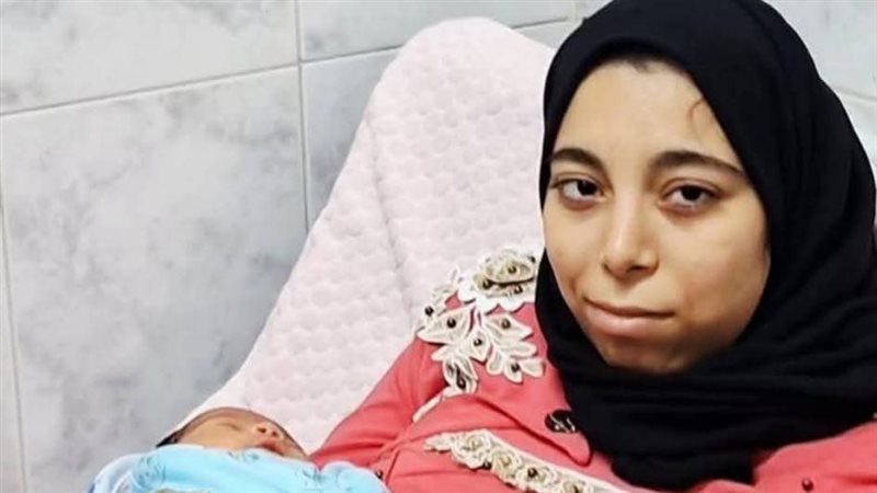 الطفلة الرضيعة مع والدتها 