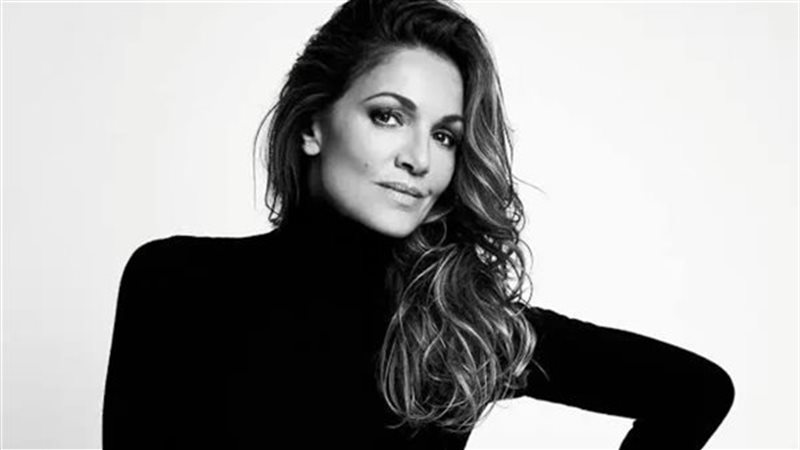  الفنانة المغربية الفرنسية نادية فارس