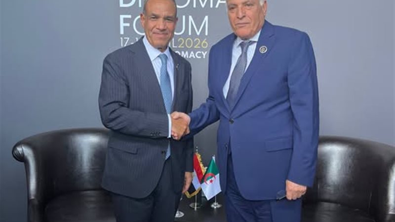 وزير الخارجية يلتقى مع نظيره الجزائري