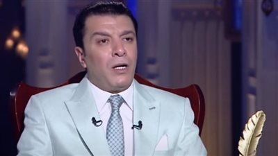 مصطفى كامل يعلق على ظهور زياد ظاظا بملابس مثيرة على المسرح