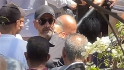 نجوم الفن يواسون منة شلبي في جنازة والدها.. وكريم عبد العزيز يتقدم الحضور