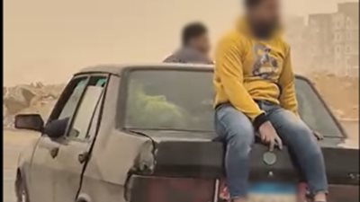ضبط سائق سمح لشخصين بالجلوس أعلى سيارته أثناء السير بالشروق