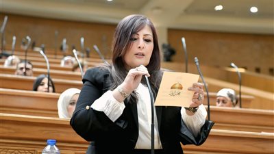 إليزابيث شاكر: إدراج الممتنعين عن سداد النفقات على قوائم المنع من السفر خطوة مهمة