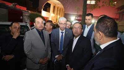محافظ المنوفية يتفقد موقع حريق مخزن الأدوية بمبنى معهد الكبد القديم