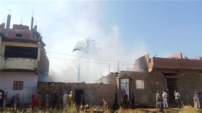 انتداب المعمل الجنائي لمعاينة حريق التهم 3 منازل بقرية 