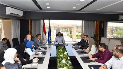 محافظ أسوان يوجه بإعداد خطة لتعزيز مشاركة الشباب في مبادرة المشروعات الخضراء