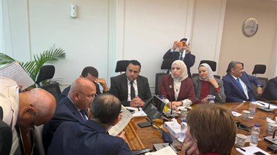 وزير النقل يناقش مع نواب المراغة كوبري الشورانية وتوقف قطارات الصعيد بالمركز