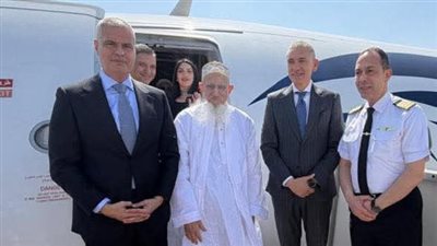 رئيس مصر للطيران يودّع سلطان البهرة بمطار القاهرة خلال مغادرته إلى كينيا