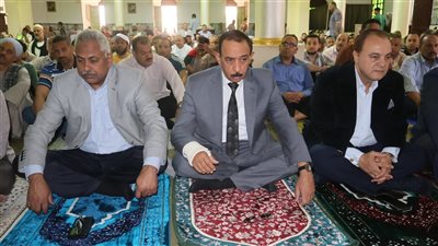 محافظ سوهاج ونائبه يؤديان صلاة الجمعة بمسجد الشرطة بحي شرق