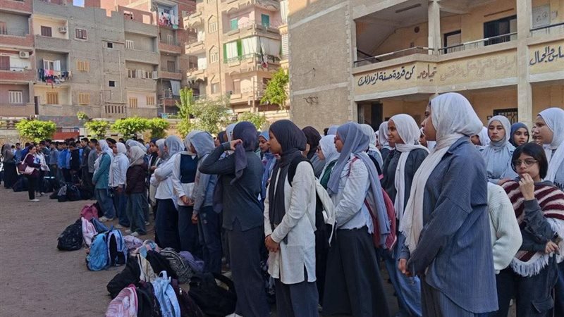 الطلاب أثناء الاستماع للدرس الدعوي 