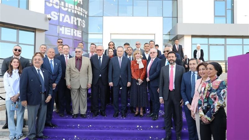 مبنى جديدًا بجامعة هيرتفوردشاير