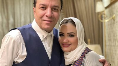  مصطفى كامل يحيي ذكرى زواجه برسالة مؤثرة لزوجته: «شريكة نصف عمري»