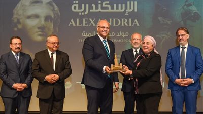 محافظ الإسكندرية يكرم الدكتورة نبيلة حسن رئيس أكاديمية الفنون