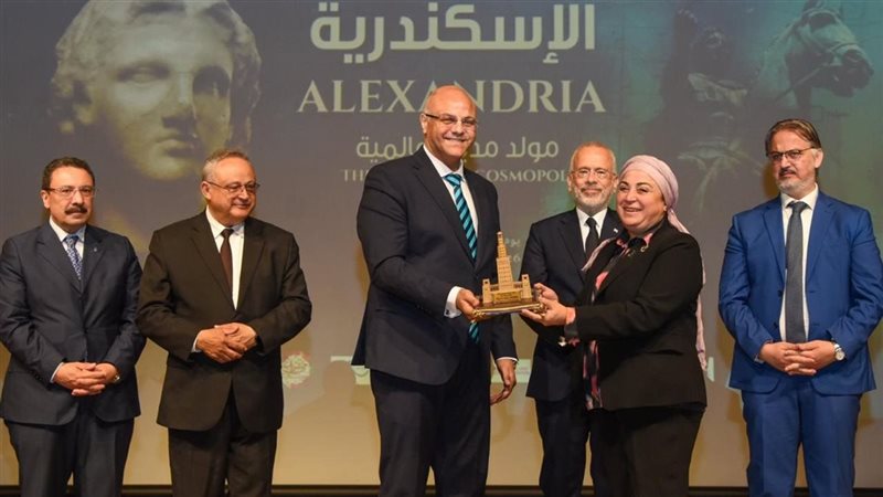 محافظ الإسكندرية يكرم الدكتورة نبيلة حسن