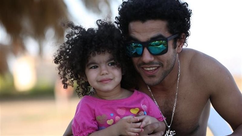 ميدو عادل وابنته