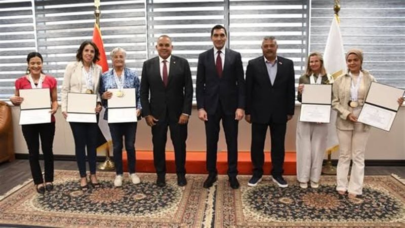جوهر نبيل وبطلات الزعانف