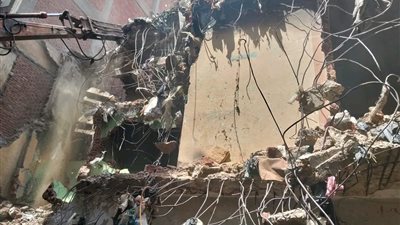 بالصور.. محافظ كفر الشيخ يتابع تنفيذ هدم عقار آيل للسقوط بسيدي سالم