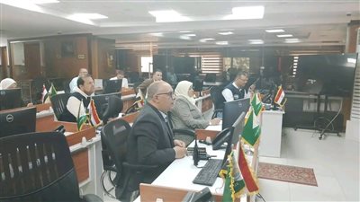 سكرتير عام الجيزة يتابع حملة طرق الأبواب للتصالح