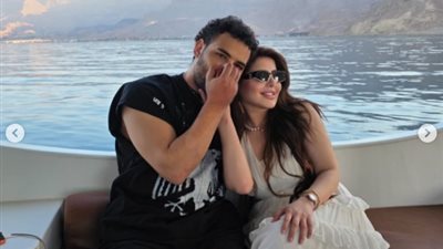 مسلم يتجاهل أزمته الأسرية ويظهر برفقة زوجته في عطلة صيفية