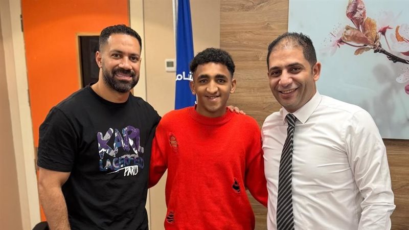 حسني عبد ربه يطمئن على محمد خطاري