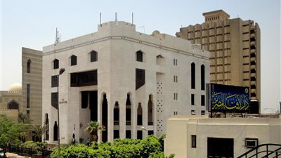 هل يجوز للحائض حمل حقيبة بداخلها مصحف؟.. أمينة الفتوى تجيب