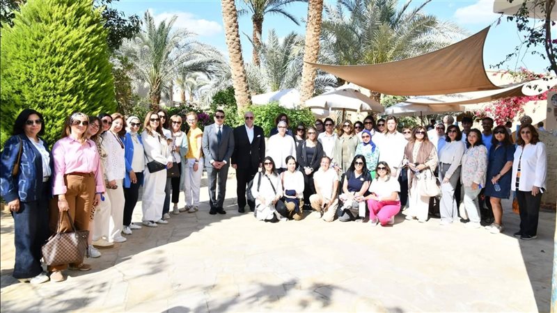 محافظ الفيوم يستقبل وفداً من زوجات الدبلوماسيين